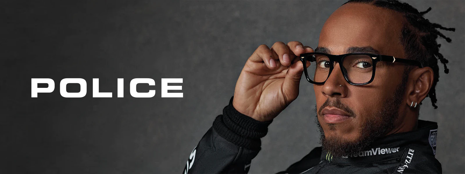 Famoso corredor de fórmula um, Lewis Hamilton, a segurar os óculos que utiliza