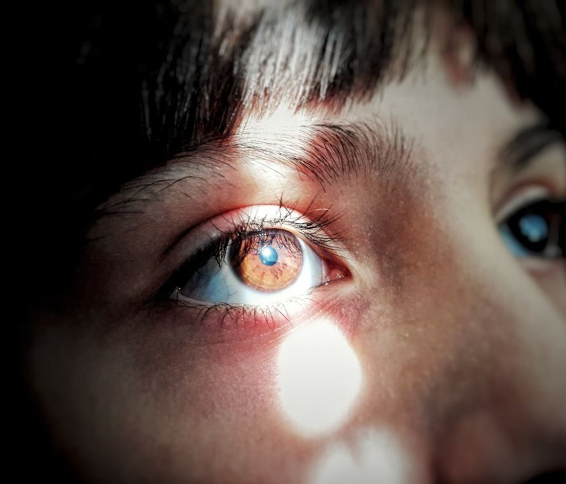 Sabia que o excesso de luz pode danificar a sua visão?